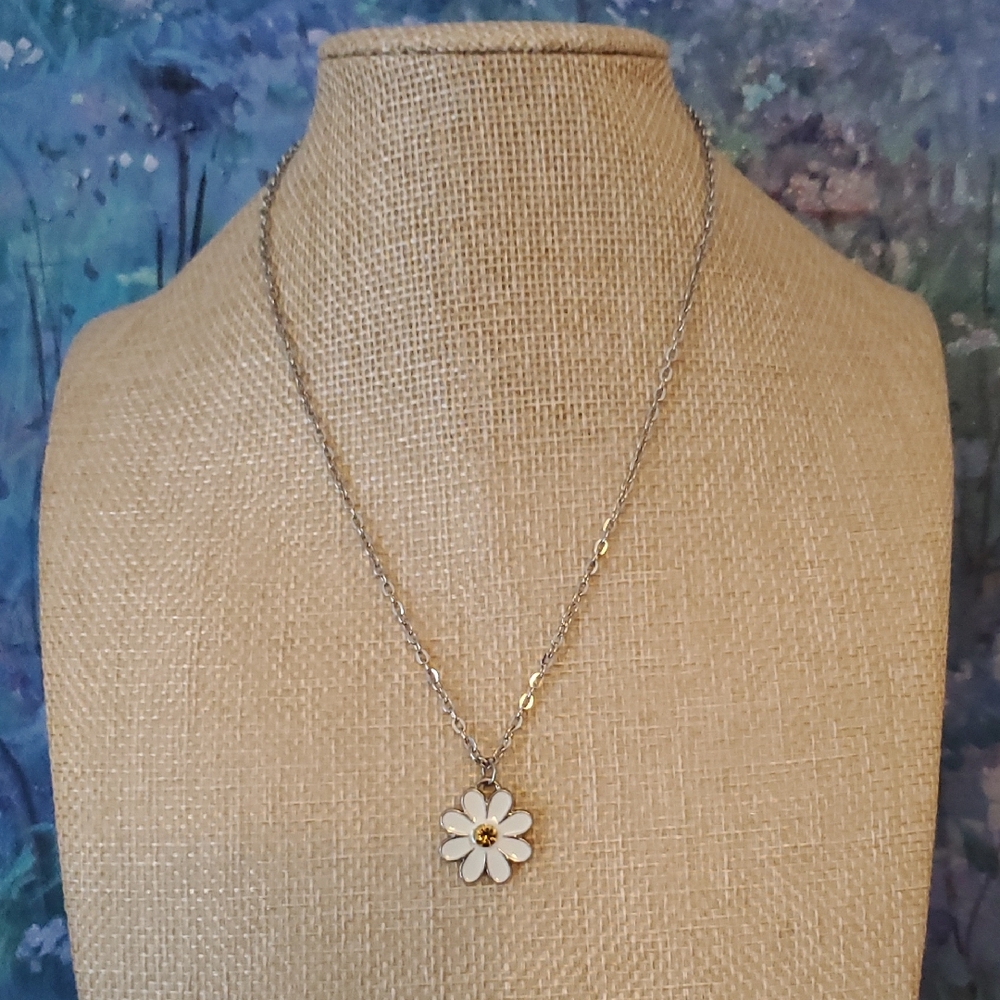 White Daisy Pendant Necklace